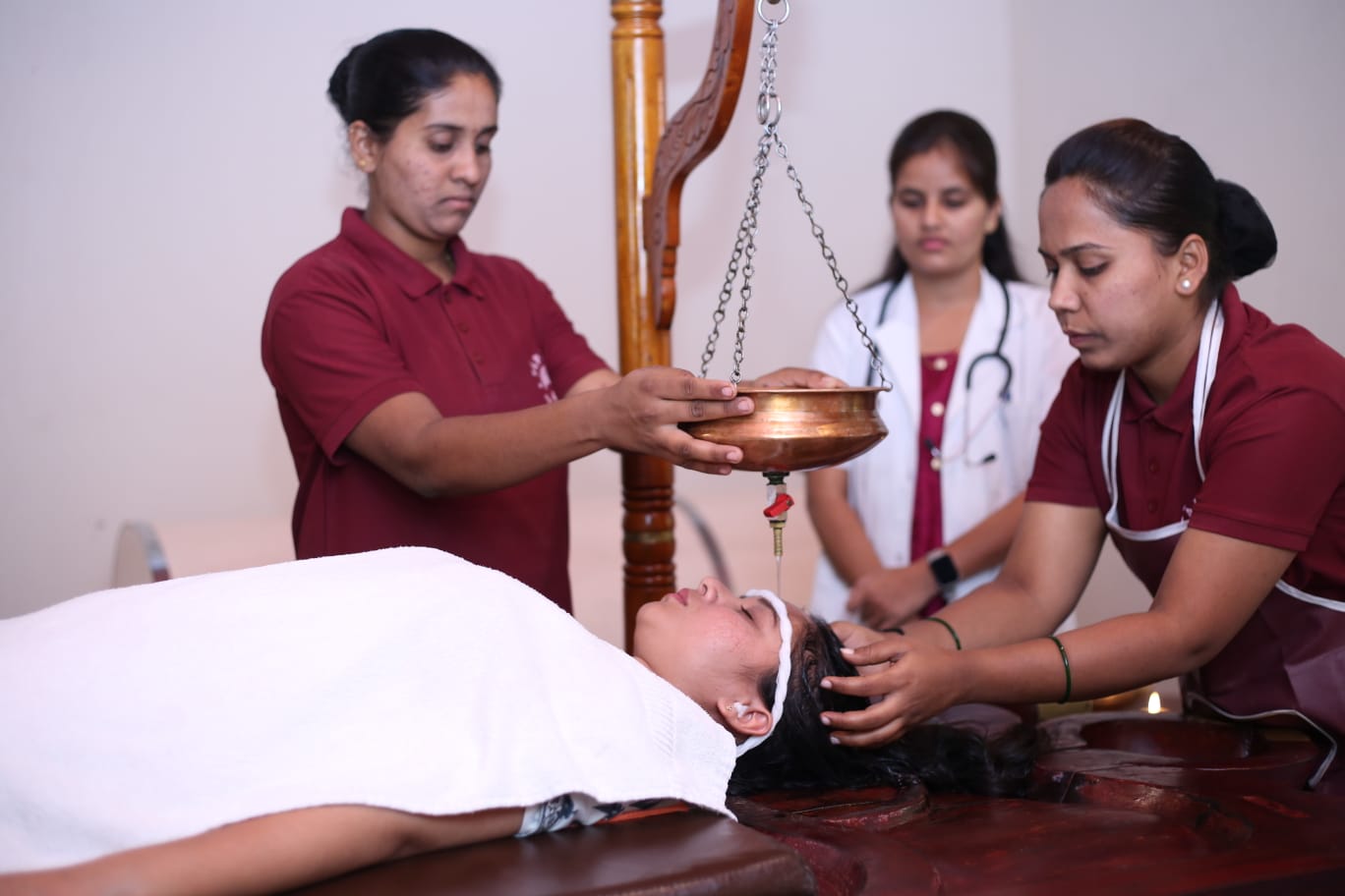 Shirodhara therapy under doctor supervision at Tapasya